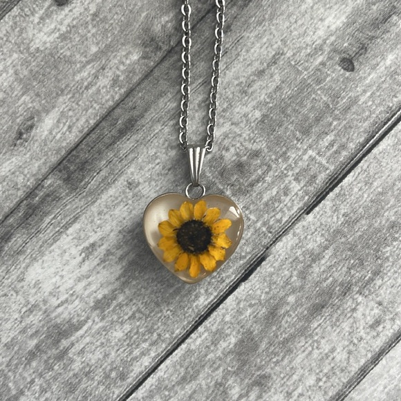 Real flower ❤️ Sunflower Necklace, Small Heart, White Background - Picture 1 of 3